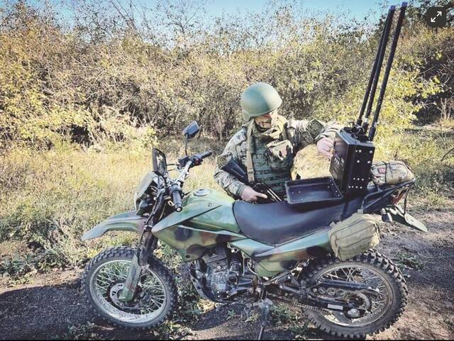 러시아 병사가 오토바이에 실은 드론 재머(전파방해) 장치를 점검하는 모습. 우크라이나 군사 분석 그룹 ‘프론텔리전스 인사이트’