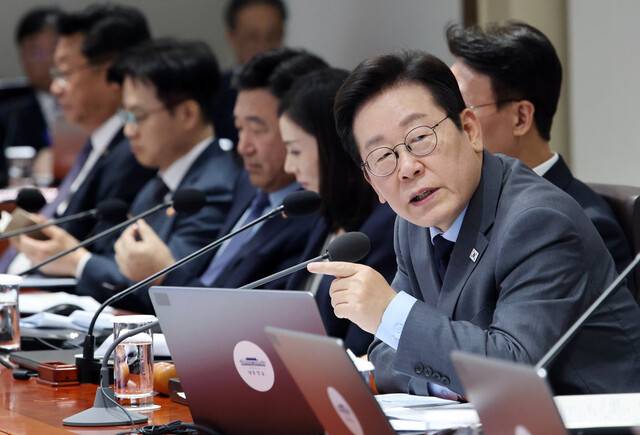 이재명 대통령이 9일 오후 서울 용산 대통령실에서 열린 제41회 국무회의에서 참석한 국무위원들에게 질문을 하고 있다. 2025.09.09 대통령실사진기자단 동아일보 송은석