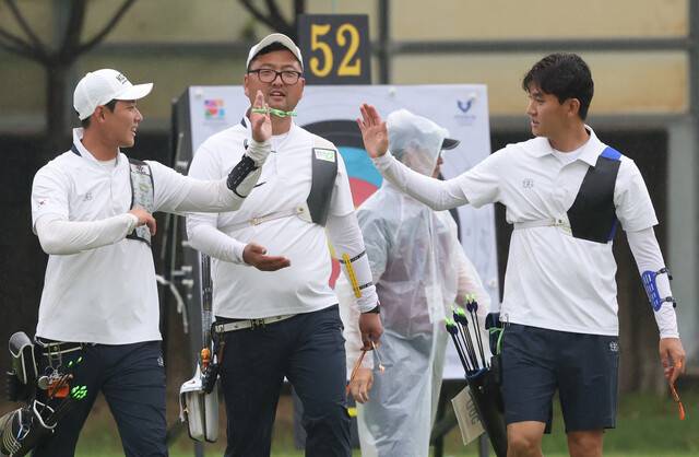 한국 양궁 남자 대표팀이 9일 광주 국제양궁장에서 열린 2025 세계양궁선수권대회 리커브 남자 단체전 4강에서 승리한 뒤 기뻐하고 있다. 왼쪽부터 이우석, 김우진, 김제덕. 연합뉴스