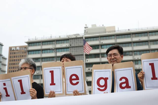 9일 서울 종로구 주한미국대사관 앞에서 외국인이주노동운동협의회 등 이주인권단체들이 미국 조지아주에서 한국 노동자들을 체포한 미국 이민세관단속국(ICE)을 규탄하고 있다. 연합뉴스