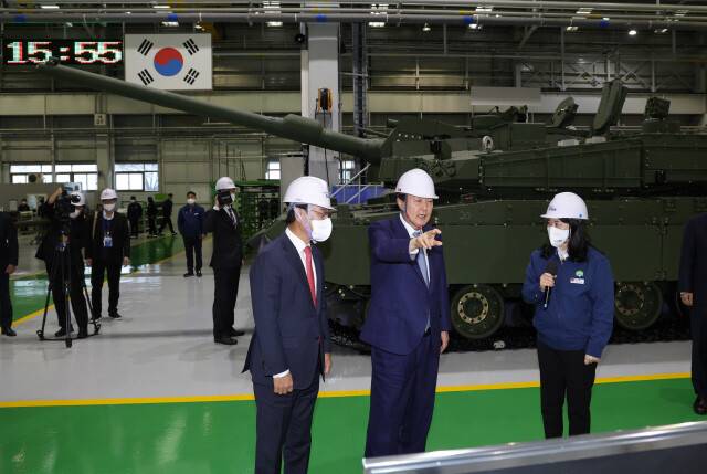 윤석열이 2022년 11월24일 오전 경남 창원 현대로템을 방문해 K-2 전차 생산 시설을 둘러보고 있다. 대통령실사진기자단