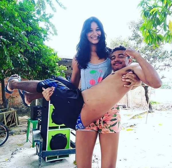 실바는 “키 차이가 있지만 우리는 서로를 있는 그대로 사랑하기 때문에 큰 문제가 되지 않았다”고 말했다./사진=데일리메일