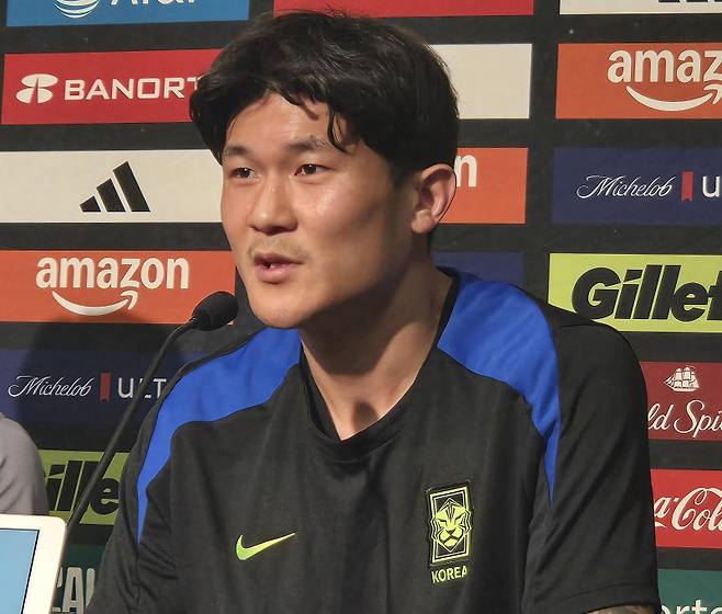 <yonhap photo-1704=""> 홍명보호 스리백 '중심' 김민재 "멕시코 공격진, 협력해 막아야" (내슈빌[미국 테네시주]=연합뉴스) 최송아 기자 = 축구 국가대표팀 수비의 '핵심' 김민재가 9일(한국시간) 미국 테네시주 내슈빌의 지오디스파크에서 열린 멕시코와의 친선경기 공식 기자회견에서 취재진 질문에 답하고 있다. 김민재는 "선수들이 미국과의 경기에서 좋은 모습을 보였다. 새로 같이 뛰어본 선수들도 있었는데 다들 무척 잘해주고 팀으로도 잘 맞았다"면서 "이번 경기도 다 잘 준비하고 있다"고 말했다. 2025.9.9 songa@yna.co.kr/2025-09-09 08:22:50/ <저작권자 ⓒ 1980-2025 ㈜연합뉴스. 무단 전재 재배포 금지, AI 학습 및 활용 금지></yonhap>