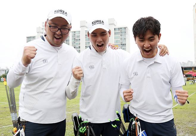<yonhap photo-4256=""> 양궁 남자 단체전 결승 진출한 한국 (광주=연합뉴스) 김성민 기자 = 9일 광주 남구 광주국제양궁장에서 열린 2025 세계양궁선수권대회 리커브 남자 단체전 4강에서 승리한 한국 선수들이 기뻐하고 있다. 왼쪽부터 김우진, 이우석, 김제덕. 2025.9.9 ksm7976@yna.co.kr/2025-09-09 16:37:46/ <저작권자 ⓒ 1980-2025 ㈜연합뉴스. 무단 전재 재배포 금지, AI 학습 및 활용 금지></yonhap>