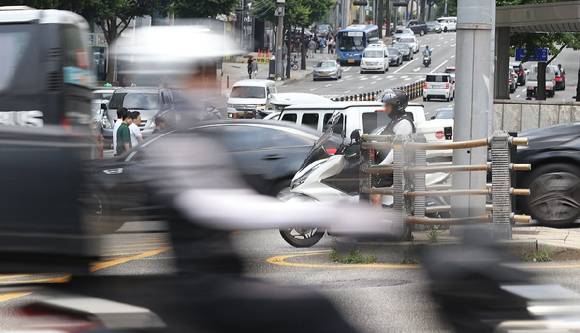 빠른 배송을 원하는 소비자들의 수요가 커지면서 퀵커머스 시장의 경쟁이 치열해지고 있다. 사진은 서울 테헤란로를 오가는 라이더 모습. [사진=연합뉴스]