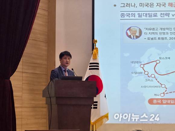 김진권 한국해양대학교 교수가 9일 국회에서 진행된 '한·미 함정 MRO 군·산 융합발전 포럼'에서 발언하고 있다. [사진=최란 기자]