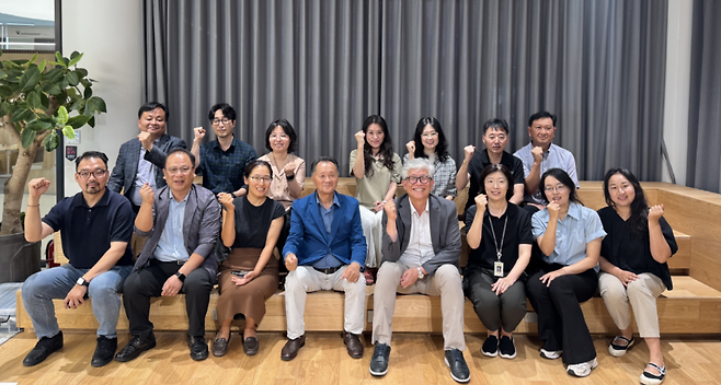 간담회 참석자들이 기념촬영을 하며 앞으로 선전을 다짐하고 있다. (제주관광공사 제공)