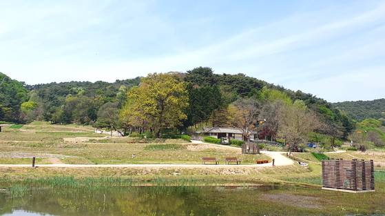 정면에서 바라본 민영휘 아들들의 묘. 중간에 있는 한옥이 재실이고, 그 뒤편에 묘가 있다. 뒤편에 보이는 산들이 전형적인 좌청룡 우백호의 모습을 하고 있다. [사진 김정탁]
