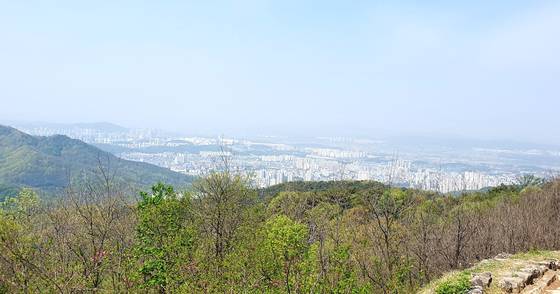 상당산성에서 내려다 본 청주 시내. [사진 김정탁]