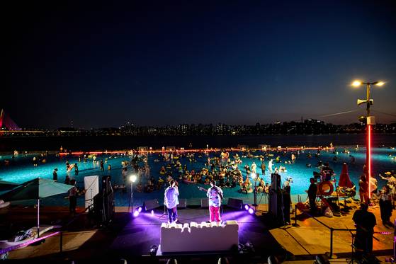 한강수영장에서 재즈·인디·포크송 감상이 가능한 ‘한강 뮤직 퐁당.’ [사진 서울시]