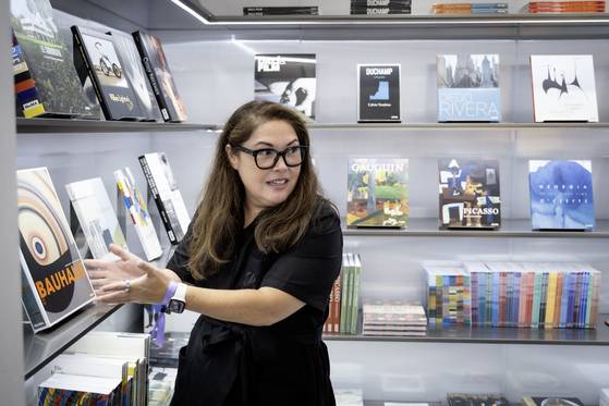 세라 스즈키 부관장은 MoMA의 출판물 『바우하우스』에 대해 "MoMA가 정말 잘하는 걸 담은 책"이라고 소개했다. 권혁재 사진전문기자