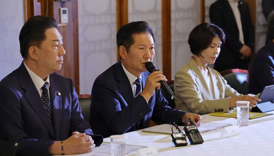 더불어민주당 정청래 대표(가운데)가 7일 서울 종로구 삼청동 국무총리 서울공관에서 열린 제3차 고위당정협의회에서 인사말을 하고 있다. 장진영 기자