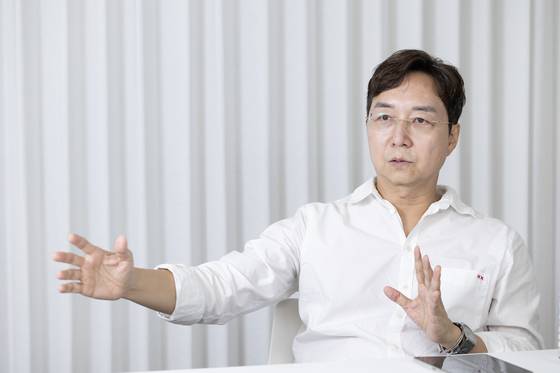 유현준 홍익대 교수가 지난 4일 오후 서울 강남 자신의 사무실에서 중앙일보와 인터뷰를 하고 있다. 전민규 기자.