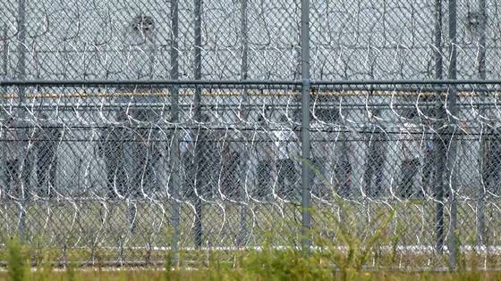 6일(현지 시간) 조지아주 포크스턴 구치소에 수감된 현대차-LG에너지솔루션 배터리공장 건설 현장 직원들이 당국자 인솔에 따라 줄지어 이동하고 있다. 강태화 기자. 2025.09.07.