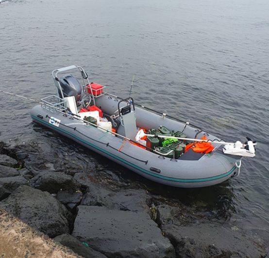 8일 오전 7시 56분쯤 제주시 한경면 용수리 해녀탈의장 인근 해안가에서 미확인 고무보트가 발견돼 군경이 수사에 나섰다. 사진 독자 제공