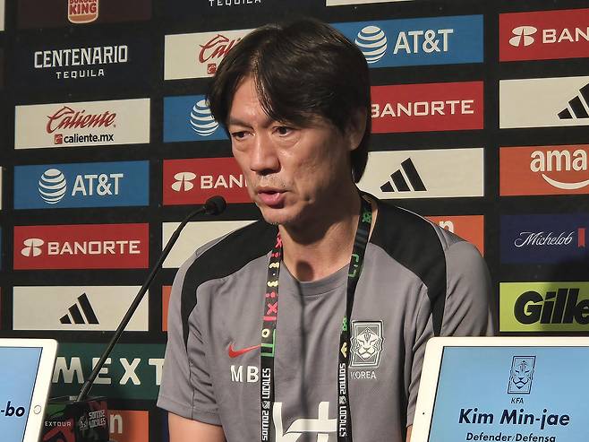 멕시코와 A매치를 앞둔 축구대표팀의 홍명보 감독이 9일(한국시간) 미국 테네시주 내슈빌의 지오디스파크에서 열린 멕시코와의 친선경기 공식 기자회견에서 취재진 질문에 답하고 있다. [연합뉴스]