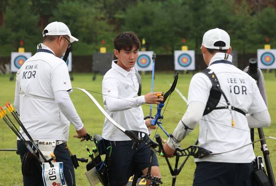 양궁 남자 단체전 16강 돌입한 한국   (광주=연합뉴스) 김성민 기자 = 9일 광주 남구 광주국제양궁장에서 열린 2025 세계양궁선수권대회 리커브 남자 단체전 16강에서 한국 선수들이 서로를 격려하고 있다. 왼쪽부터 김우진, 김제덕, 이우석. 2025.9.9   ksm7976@yna.co.kr (끝)  〈저작권자(c) 연합뉴스, 무단 전재-재배포, AI 학습 및 활용 금지〉