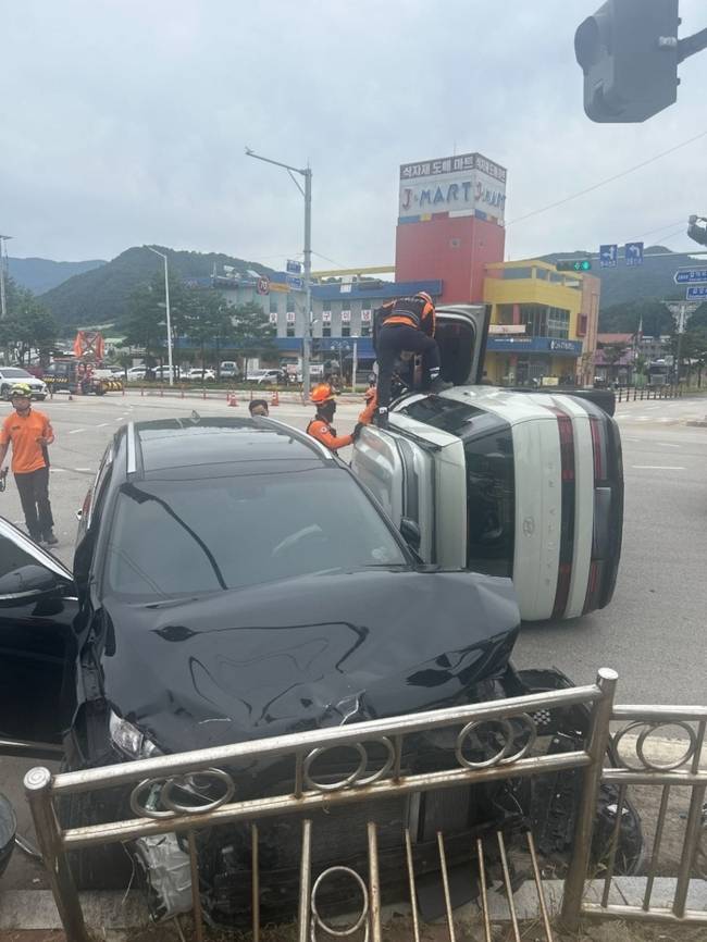 ▲ 9일 오후 1시 50분쯤 인제군 북면 원통교차로에서 SUV 두 대가 충돌했다.  강원소방본부 제공