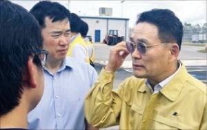 조기중 워싱턴DC 총영사(오른쪽)가 7일﻿ ﻿포크스턴 ﻿구치소에 앞에서 구금된 한국인들과 면담한 내용을 ﻿설명하고 있다.  김인엽 특파원