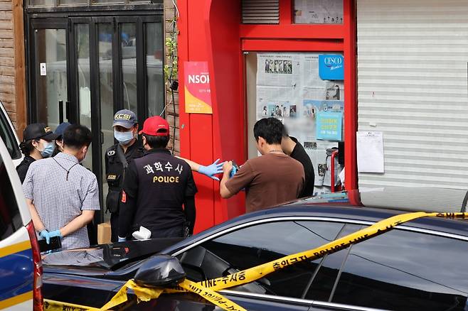 3일 서울 관악구 한 식당에서 칼부림 사건이 발생, 경찰이 조사하고 있다. /사진=연합뉴스