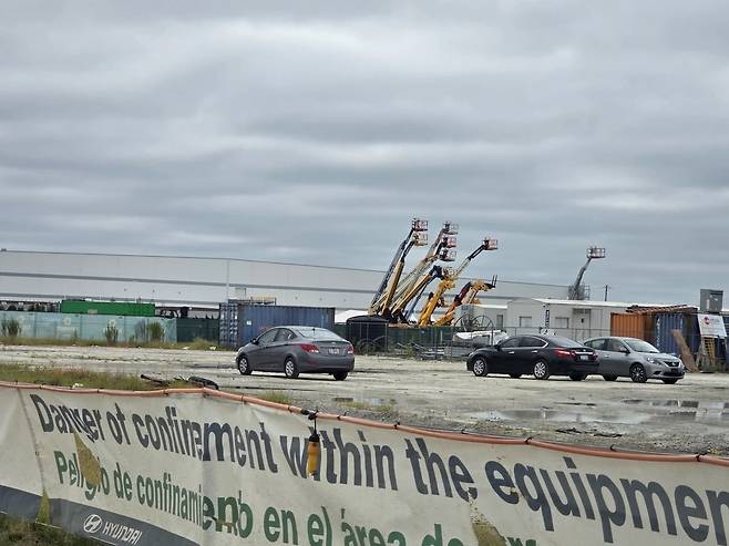 8일(현지시간) 현대자동차그룹·LG에너지솔루션 합작공장 앞 주차장이 한산한 모습이다. 지난 4일 한국인 대규모 체포 이후 공사가 중단된 이곳에는 필수 운영을 위한 일부 차량만 드나들었다. 사진=김인엽 특파원