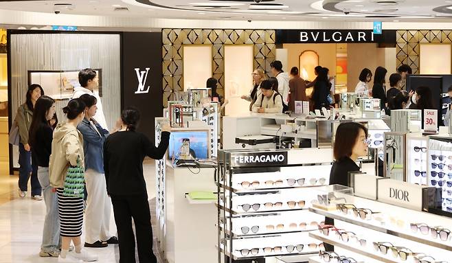 서울 서울 소공동 롯데면세점에서 외국인 관광객들이 쇼핑을 하고 있다. 사진=한경 강은구 기자