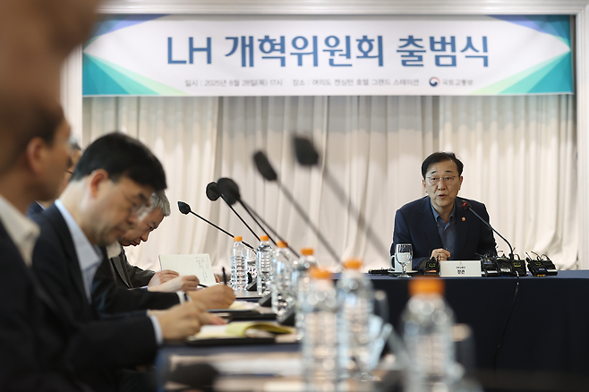 김윤덕 국토교통부 장관이 지난달 28일 서울 영등포구 켄싱턴호텔에서 열린 ‘LH 개혁위원회 출범식’에서 인사말을 하고 있다. 연합뉴스