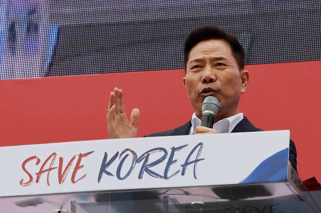 지난 3월 1일 서울 여의대로에서 세이브코리아가 연 ‘3·1절 국가비상기도회’에서 손현보 목사가 윤석열 대통령 탄핵 기각을 촉구하고 있다. 연합뉴스