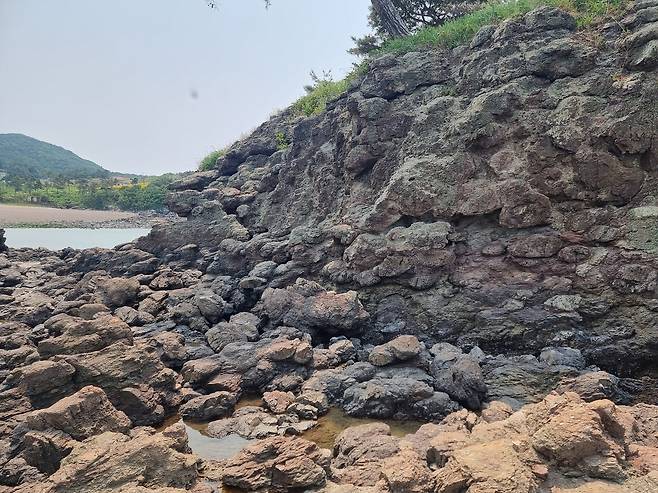 전북 부안군 도청리 솔섬 응회암 내 구상구조. 국가유산청 제공