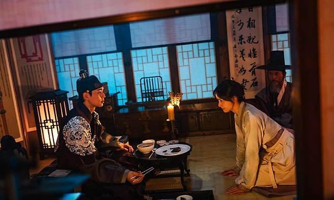 "Bon Appetit, Your Majesty," starring Lee Chae-min (left) and Lim Yoon-a (tvN)