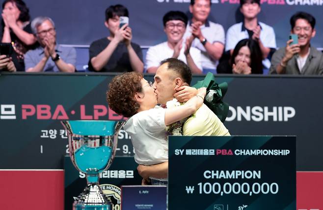 첫 우승을 차지한 이승진은 시상식 후 아내 안애란(53) 씨와 키스하며 기쁨을 나눴다. PBA 제공
