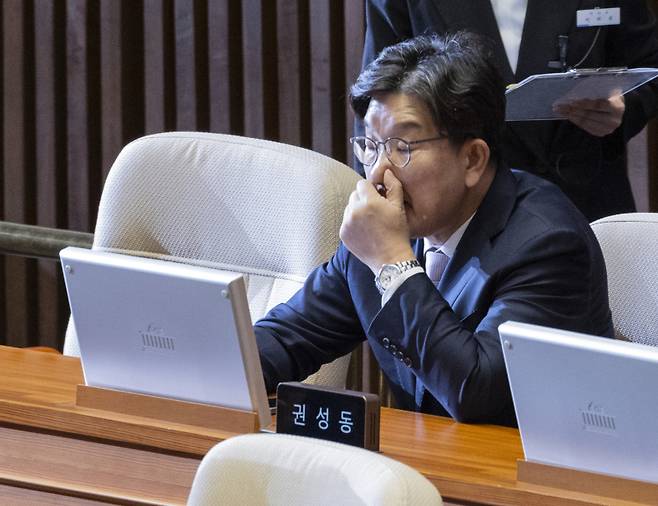 권성동 국민의힘 의원이 9일 국회에서 열린 본회의에 참석해 자리에 앉아 있다. 연합뉴스