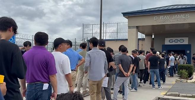 7일(현지시간) 미 조지아주 포크스턴의 이민세관단속국 구금시설 앞에서 관계사 직원들이 면담을 기다리고 있다. 연합뉴스