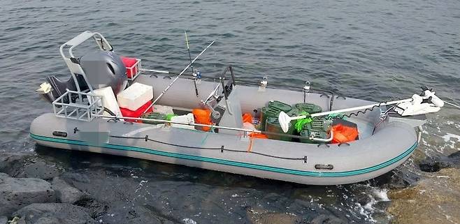 8일 제주시 한경면 용수리 해안에서 발견된 고무보트. 독자제공