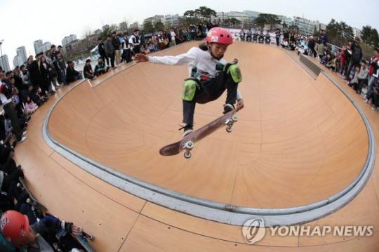 스케이트보드 파크를 즐기는 모습 [연합뉴스 자료 사진]