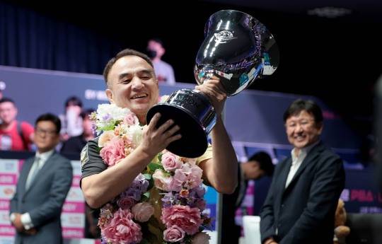 우승 트로피를 든 이승진. 사진[연합뉴스]