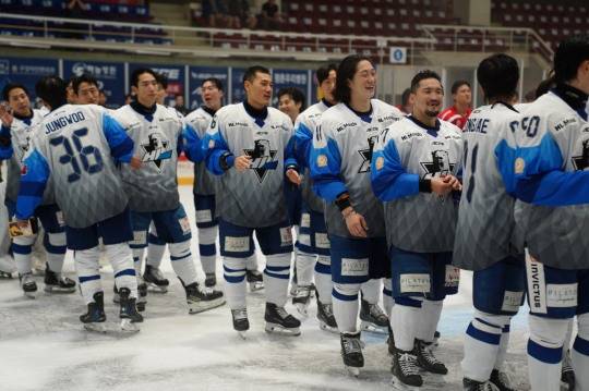 코리아 아이스하키 우승을 차지한 HL 안양. 사진[연합뉴스]