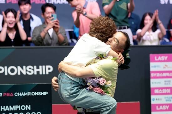 이승진이 아내를 번쩍 들어 안아올리며 함께 기뻐하고 있다. (사진=PBA)