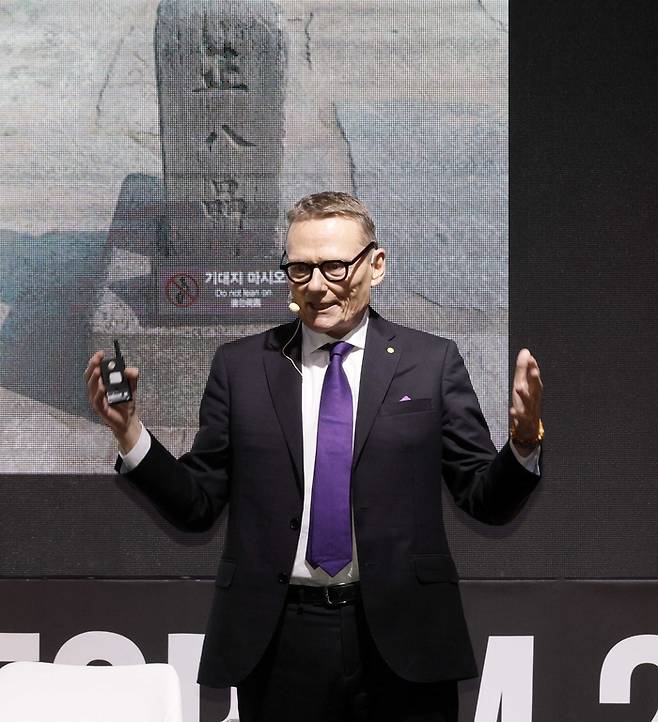 제임스 로빈슨 시카고대 교수가 9일 서울 장충아레나에서 열린 아시아 최대 지식 축제 제26회 세계지식포럼에서 ‘글로벌대전환기 속 국가의 흥망성쇠 세션’에서 강연하고 있다. [김호영 기자]