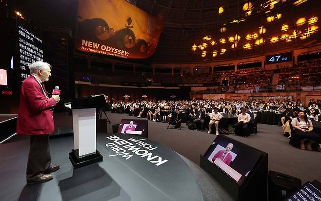 2025 세계지식포럼서 열린 대전환의 시대: 문명의 몰락과 번영의 길 세션에서 재러드 다이아몬드 UCLA 명예교수가 강연하고 있다. [한주형 기자]