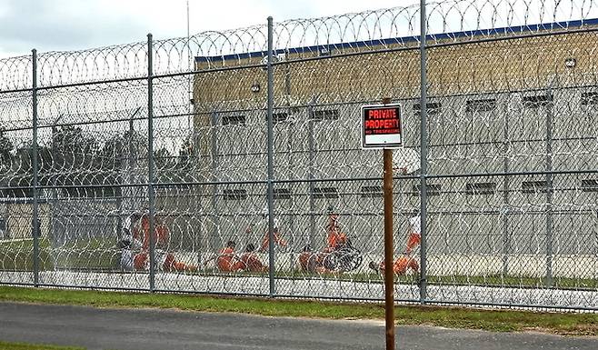 8일(현지시간) 미국 조지아주 포크스턴의 구금시설에서 구금자들이 휴식시간에 야외활동을 하고 있다. 이들은 한국인이 아닌, 다른 국적의 구금자로 보인다. [포크스턴(미국) = 최승진 특파원]