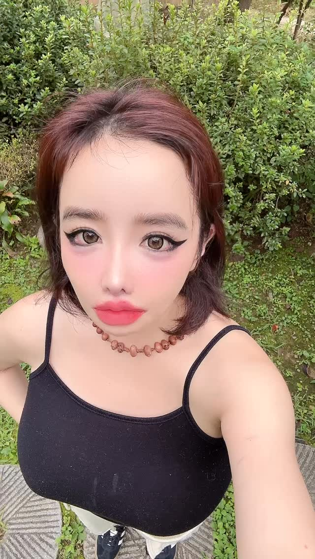 건강 문제로 활동을 잠정 중단했던 그룹 2NE1의 박봄이 약 한 달 만에 팬들에게 반가운 인사를 건넸다.사진=박봄 SNS