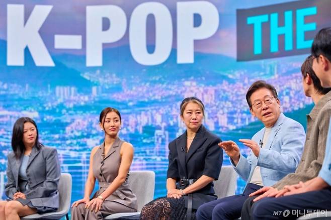 [서울=뉴시스] 이재명 대통령이 20일 서울 서초구 아리랑국제방송에서 녹화방송 형태로 진행된 케이팝 더 넥스트 챕터(K-Pop:The Next Chapter)에서 출연진들과 K팝의 현재와 앞으로의 비전이라는 주제로 논의하고 있다.   이날 '케이팝 데몬 헌터스(케데헌)'의 메기 강 감독, 영화 삽입곡을 부른 트와이스(TWICE)의 지효와 정연, 프로듀서 알티(R.Tee), 음악 평론가 김영대가 출연했다. (사진=대통령실 제공) 2025.08.20. photo@newsis.com *재판매 및 DB 금지 /사진=