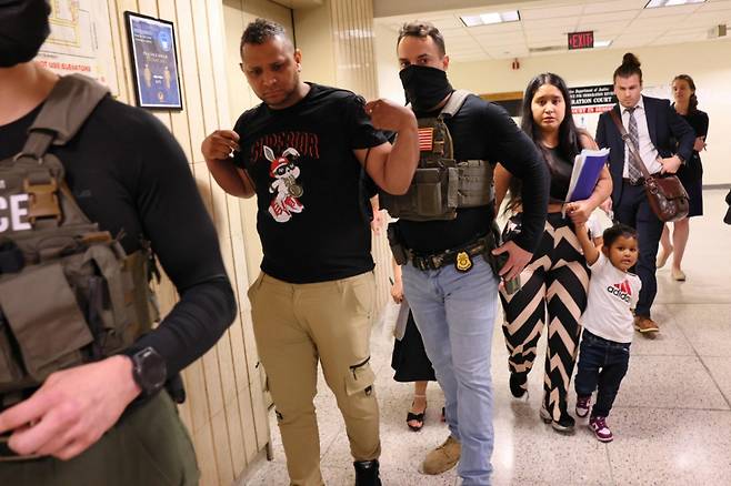 미 이민세관단속국(ICE) 요원이 6월 30일(현지 시간) 뉴욕시 제이컵 K. 재비츠 연방건물 내 이민 법정을 나서던 남성을 구금하려 시도하고 있다. 이 남성은 이후 석방됐다. ICE는 정기 출석 점검이나 이민 재판을 위해 법원을 찾은 방문자를 구금하는 방식으로 단속을 강화하고 있다. 2025.6.30 /AFPBBNews=뉴스1