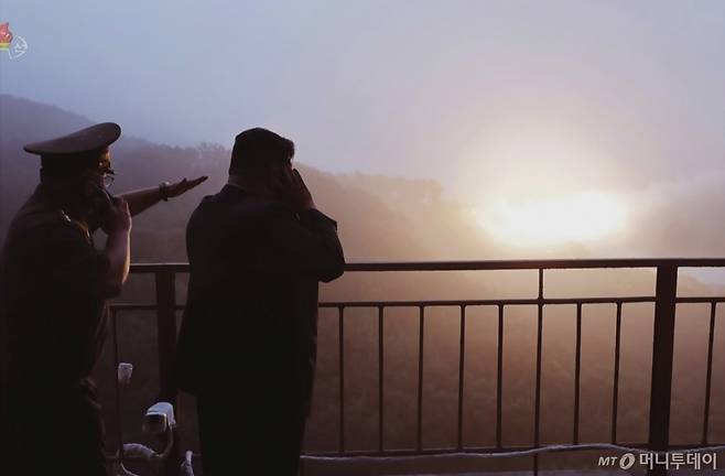 [서울=뉴시스] 북한 조선중앙TV는 지난 8일 김정은 국무위원장이 대출력고체엔진 지상분출시험을 참관했다고 9일 보도했다. (사진=조선중앙TV 캡쳐) 2025.09.09. *재판매 및 DB 금지