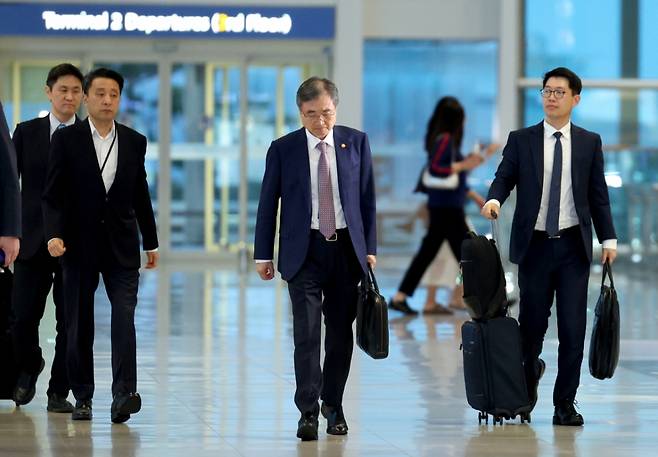 지난 8일  인천국제공항 제2터미널에서 조현 외교부 장관이 미국 이민당국의 불법체류 단속으로 구금된 한국인 300여명의 석방절차를 마무리짓기 위해 워싱턴DC로 출국하고 있다. /사진=뉴시스.