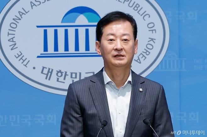 (서울=뉴스1) 안은나 기자 = 최은석 국민의힘 수석대변인이 20일 오후 서울 여의도 국회 소통관에서 노란봉투법 입법 중단을 촉구하며 논평하고 있다. 2025.8.20/뉴스1  Copyright (C) 뉴스1. All rights reserved. 무단 전재 및 재배포,  AI학습 이용 금지. /사진=(서울=뉴스1) 안은나 기자