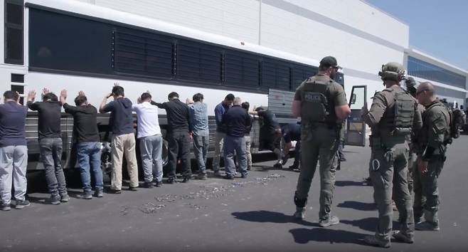 지난 4일 미국 이민 단속 당국이 조지아주 현대차그룹-LG에너지솔루션의 합작 배터리 공장 건설현장에서 한국인 직원 300명을 구금했다./사진=뉴시스.(사진제공=ICE 홈페이지 영상)