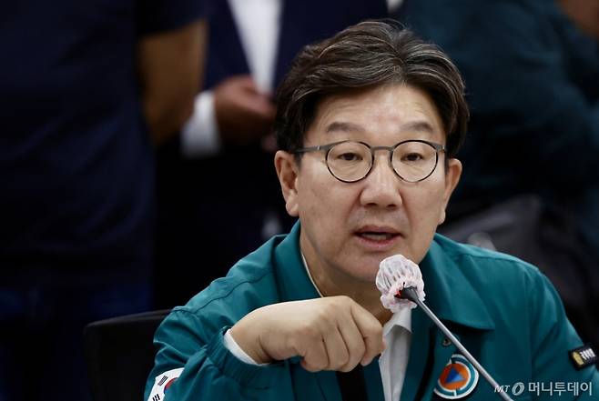 [강릉=뉴시스] 김명년 기자 = 권성동 국민의힘 의원이 9일 오후 강원 강릉시청에서 열린 범정부 가뭄대응 현장지원반 간담회에서 발언하고 있다. 이날 국회에서 열린 본회의에서 통일교 측으로부터 불법 정치자금을 받은 혐의로 구속 영장이 청구된 국민의힘 권성동 의원에 대한 체포동의안이 보고됐다. 2025.09.09. kmn@newsis.com /사진=김명년