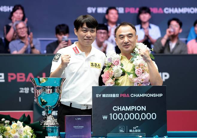 이승진이 PBA 강호 중 한명인 최성원을 꺾고 데뷔 7년 차에 첫 우승을 차지했다. 사진은 지난 8일 경기 고양킨텍스 PBA스타디움에서 열린 2025-26시즌 4차 투어 SY베리테옴므 PBA-LPBA 챔피언십 PBA 결승전에서 우승을 차지한 이승진(오른쪽)과 최성원의 모습. /사진=프로당구협회(PBA) 제공